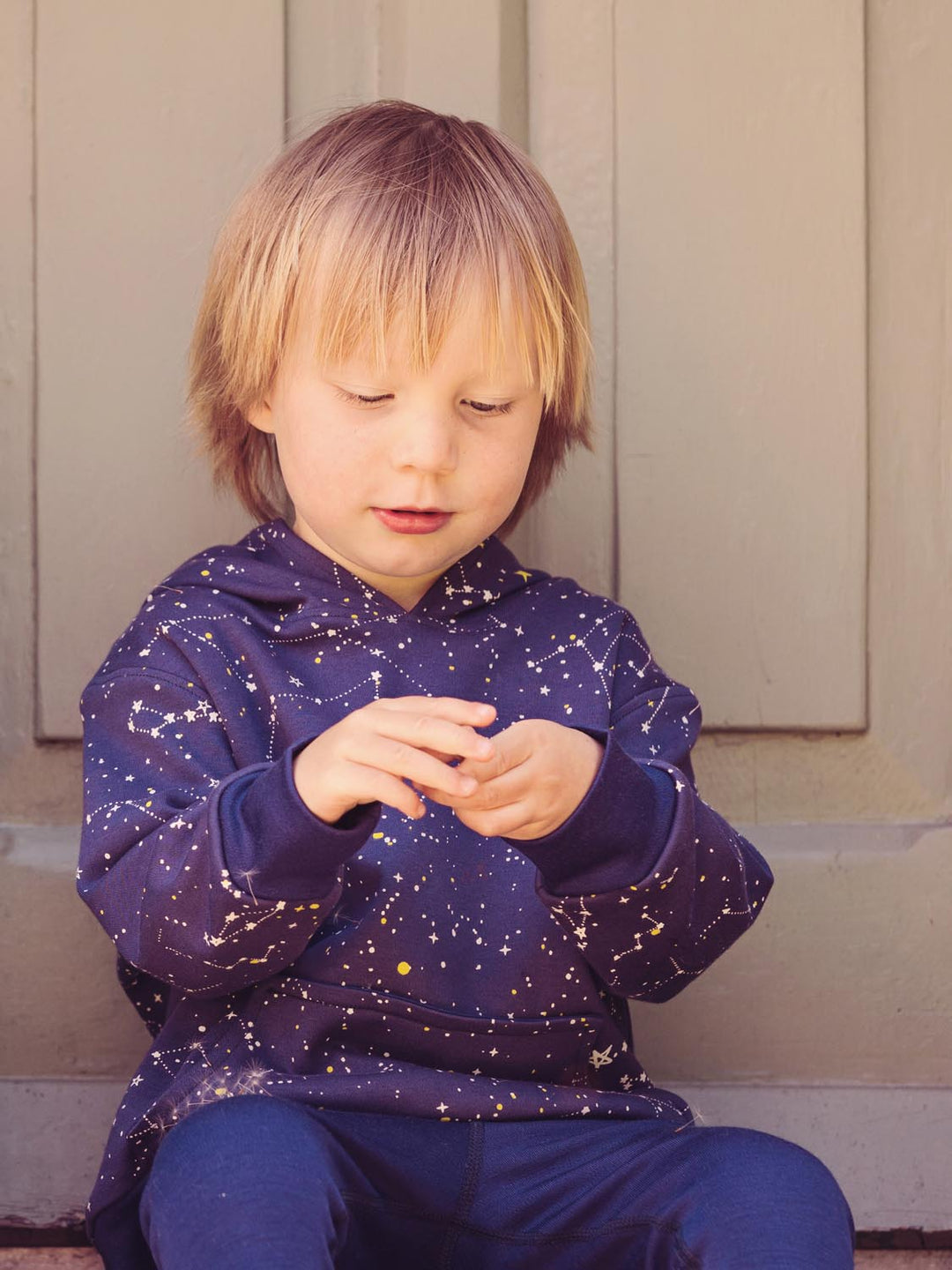 Kids Merino Reversible Hoody Superlove Merino navy stars sitting #colour_superstar