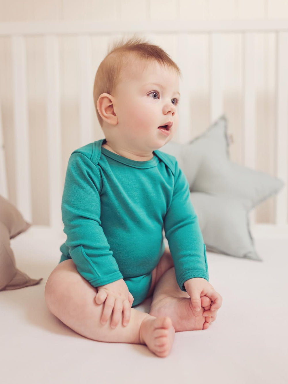 Baby Merino Bodysuit Superlove Merino green sitting wild-green