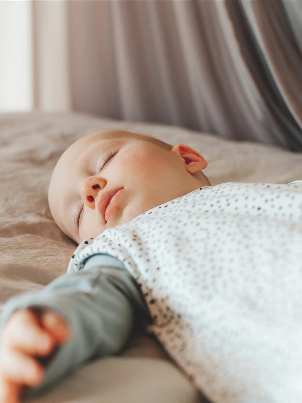 merino baby sleeping bag monochrome spot detail #colour_speckle