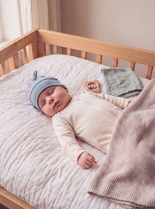 Merino baby hat blue sleeping #colour_lake