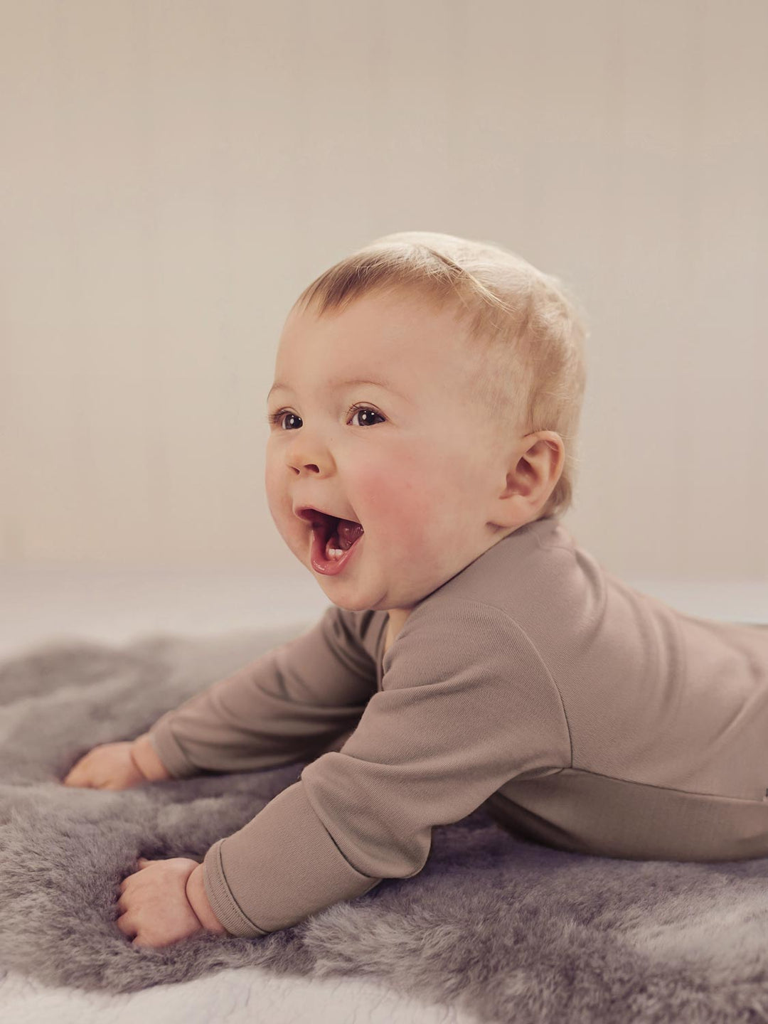 Baby Merino Bodysuit Superlove Merino Neutral beige side #colour_pebble