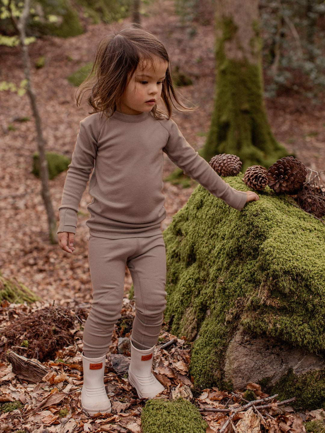 Kids merino base layer thermal legging beige neutral front girl #colour_pebble